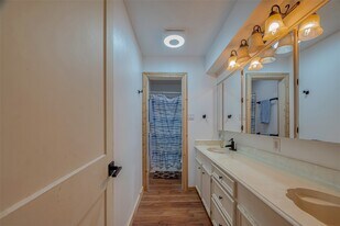 109 Fox Hollow Dr in Baytown, TX - Building Photo