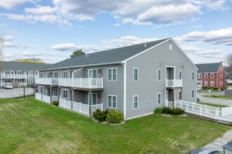 Somerset Gardens Condominiums in Taunton, MA - Foto de edificio - Building Photo