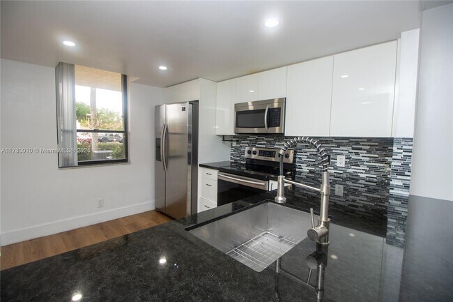 7200 NW 1st St in Plantation, FL - Building Photo - Building Photo
