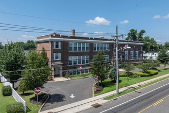 Springside School Apartments in Burlington, NJ - Foto de edificio - Building Photo