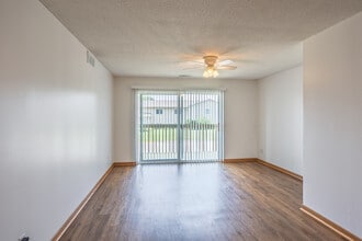 802 Dickinson Ave in Ames, IA - Foto de edificio - Interior Photo