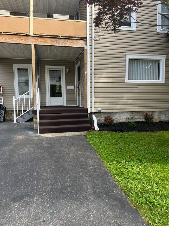 12 N Carver St Apartments and Nearby Warren Apartments For Rent