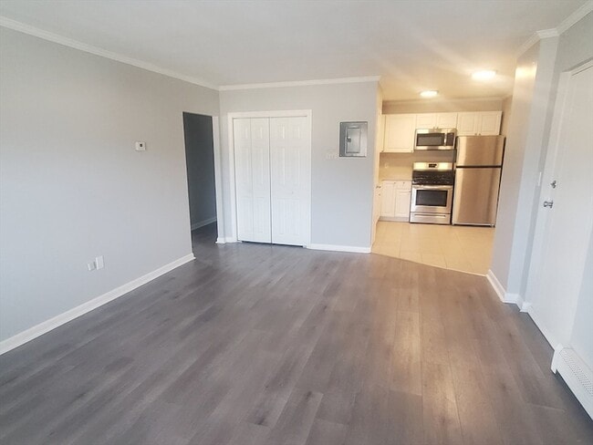 215 Pearl St, Unit 11 in Stoughton, MA - Foto de edificio - Building Photo