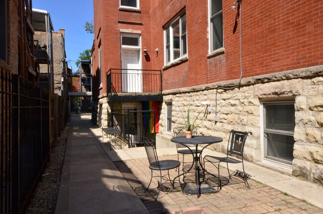 2554 W Augusta Blvd in Chicago, IL - Building Photo - Building Photo