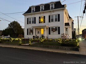 1 Cannon Sq in Stonington, CT - Building Photo
