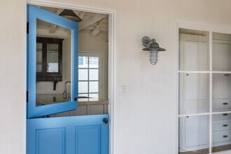 502 Poinsettia Ave in Newport Beach, CA - Foto de edificio - Building Photo