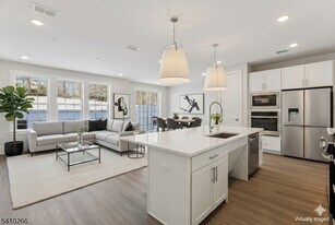 179 Jasmine Dr in Warren, NJ - Building Photo