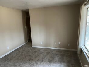 1304 W Jeth Ct in Peoria, IL - Building Photo - Building Photo