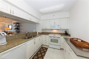 990 Cape Marco Dr-Unit -305 in Marco Island, FL - Foto de edificio - Building Photo