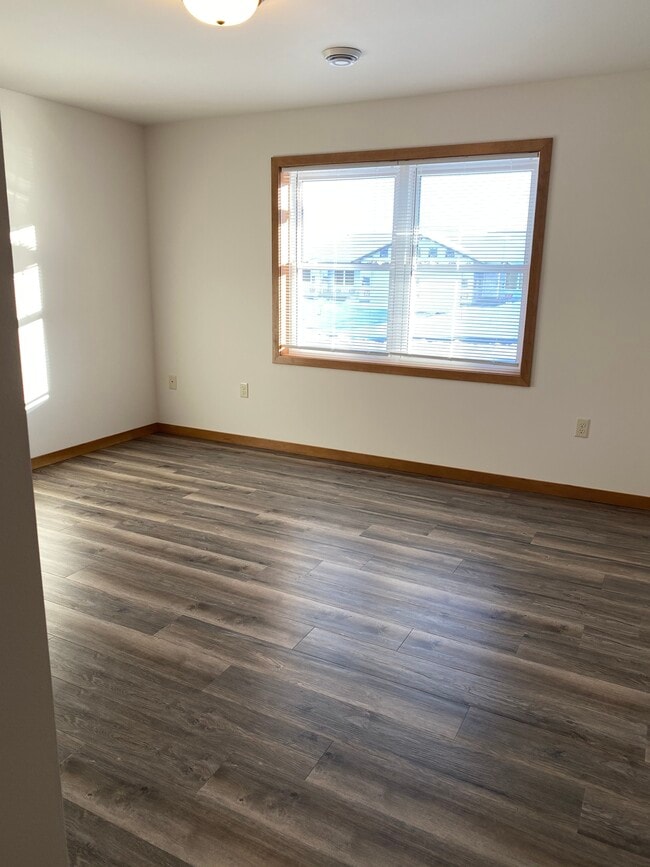 609 Spruce Ln, Unit 2 in Tomah, WI - Foto de edificio - Building Photo