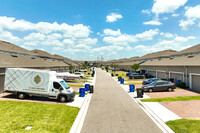 Park Square Townhome in Apollo Beach, FL - Foto de edificio - Building Photo