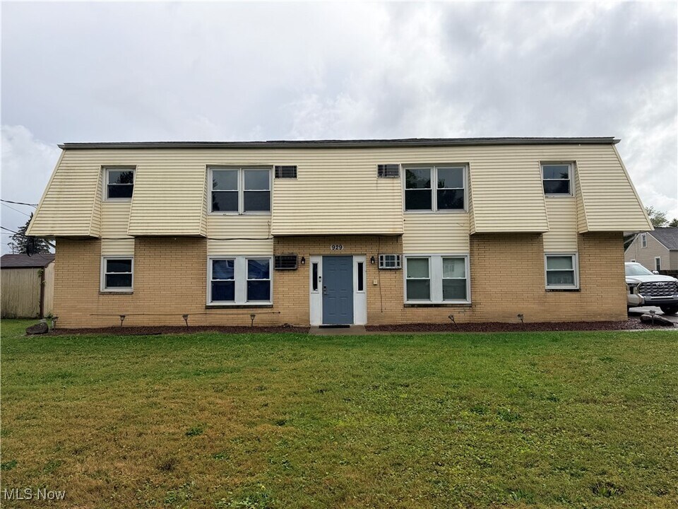 929 Cook Ave in Youngstown, OH - Building Photo