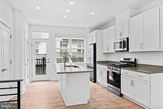 11224 Bunsen St in Reston, VA - Building Photo - Building Photo