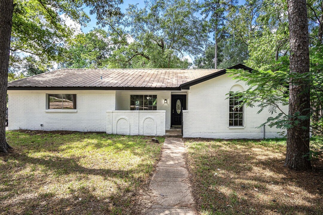 1702 Athens Dr in New Caney, TX - Building Photo