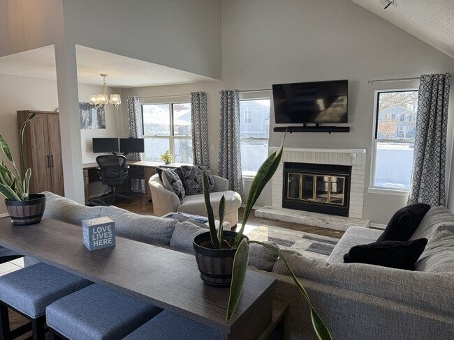 525 Lasalle Ln in Buffalo Grove, IL - Foto de edificio - Building Photo