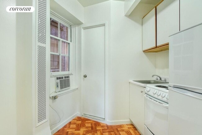 58 Perry St in New York, NY - Building Photo - Building Photo