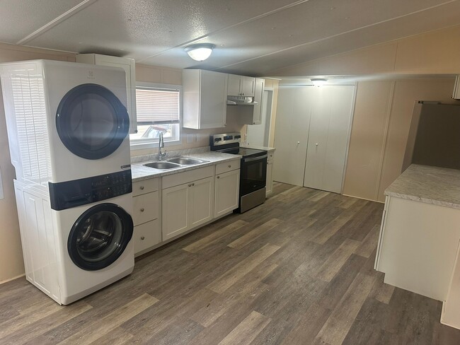 1221 N Valrico Rd in Valrico, FL - Foto de edificio - Building Photo