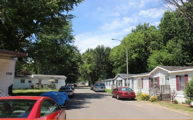 Elmcrest in Ypsilanti, MI - Building Photo - Primary Photo