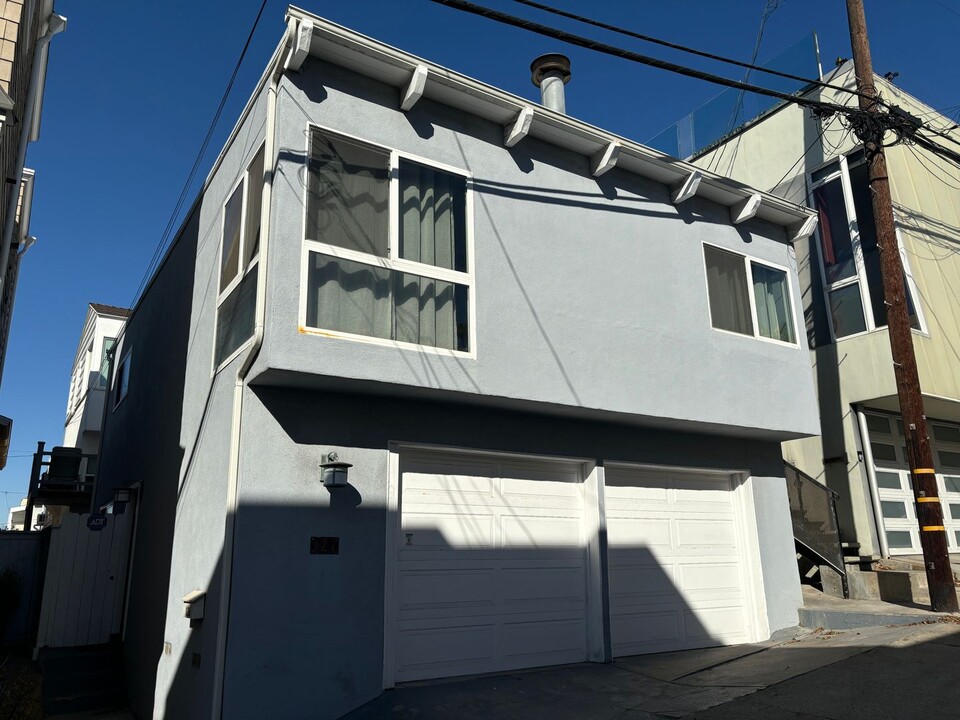 121 Rosecrans Pl in Manhattan Beach, CA - Building Photo