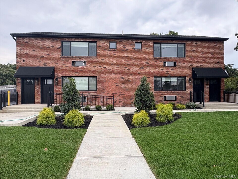 455 Sunrise Hwy in West Babylon, NY - Building Photo