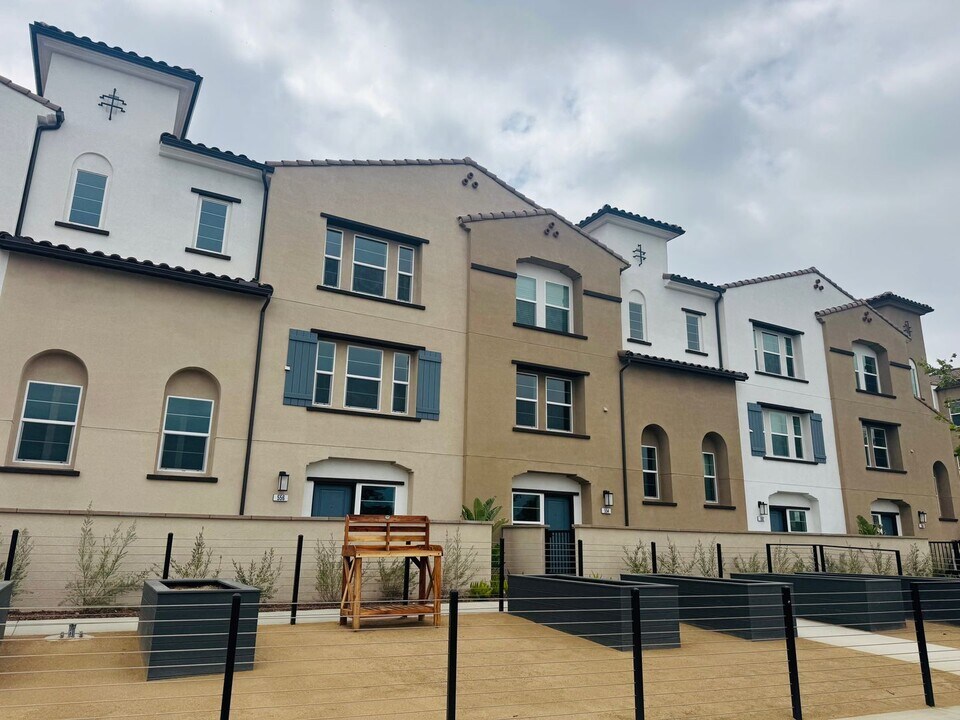 556 South in Camarillo, CA - Building Photo