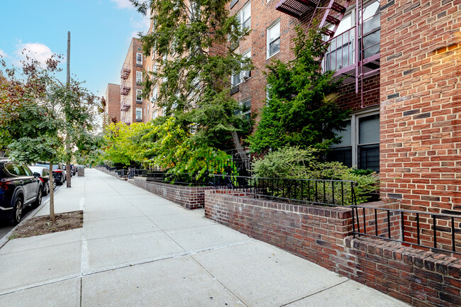 The Crestwood in Rego Park, NY - Foto de edificio - Building Photo