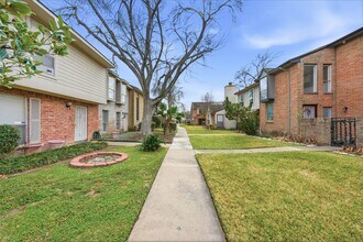 9261 Westwood Village Dr in Houston, TX - Building Photo - Building Photo
