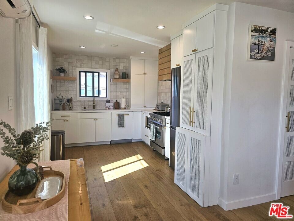 17 E Sunset Ave in Los Angeles, CA - Building Photo