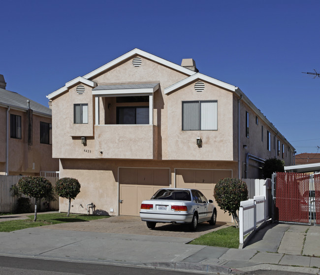 4428 Winona Ave in San Diego, CA - Foto de edificio - Building Photo