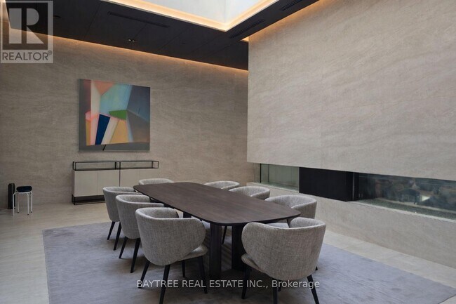 2221 Yonge St in Toronto, ON - Building Photo - Building Photo