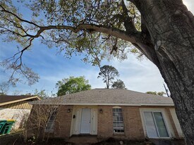 1853 Dolphin Dr in Seabrook, TX - Building Photo