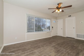 5806 Alanadale Dr in Louisville, KY - Building Photo - Building Photo