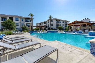 Experience the height of living at City Heights at College Station. in College Station, TX - Foto de edificio - Building Photo