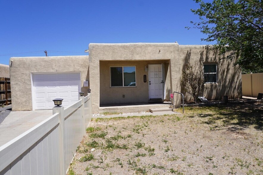 2626 Sierra Dr NE in Albuquerque, NM - Building Photo