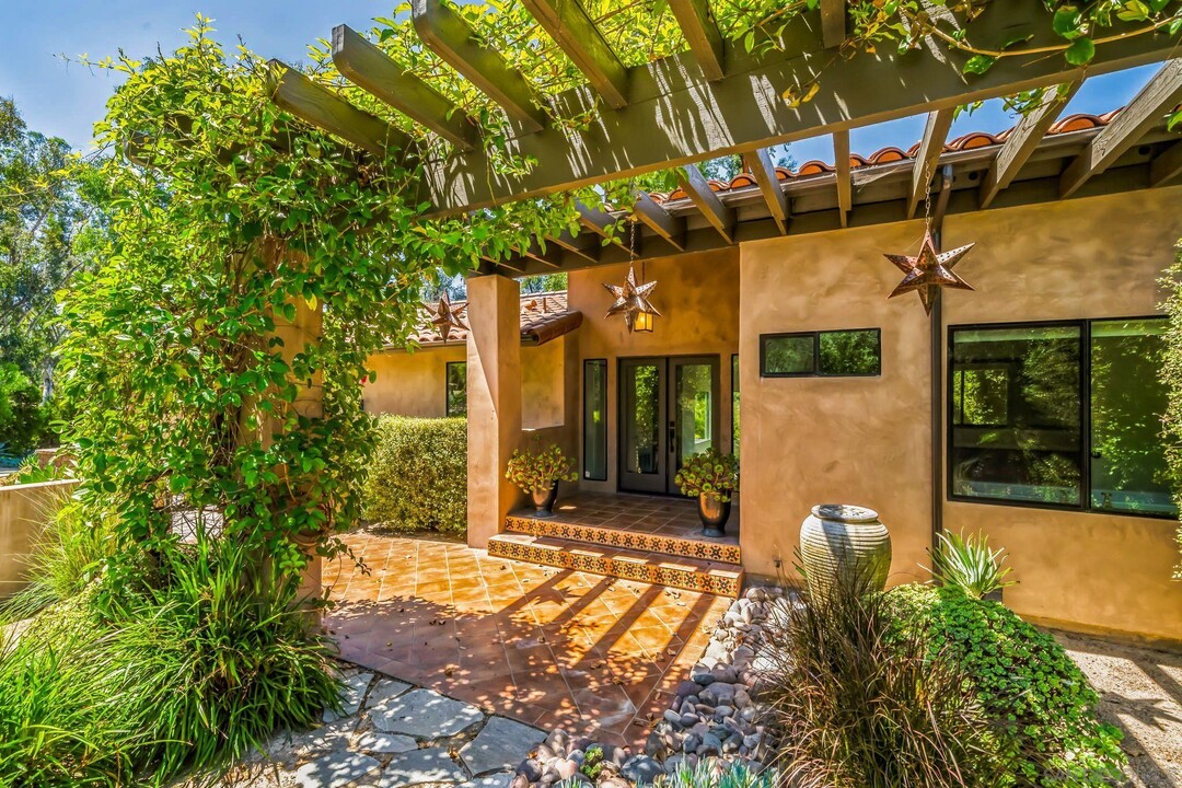 17335 Via Del Bravo in Rancho Santa Fe, CA - Building Photo