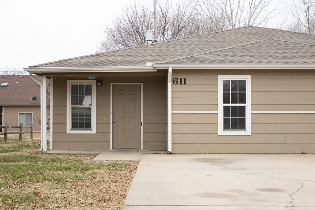 611 S Mt Carmel St in Wichita, KS - Building Photo