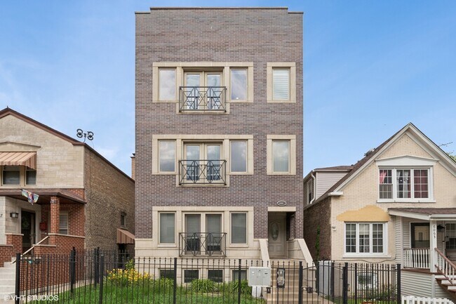 6065 N Ridge Ave in Chicago, IL - Building Photo - Building Photo