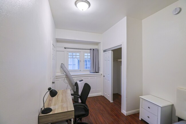 2626 S Budlong Ave, Unit 2626 S Budlong Ave