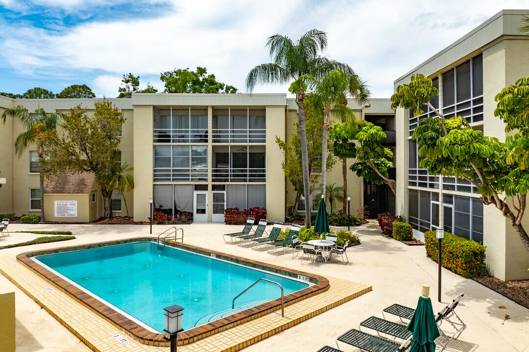 Condominiums of Sunset Park in Tampa, FL - Building Photo