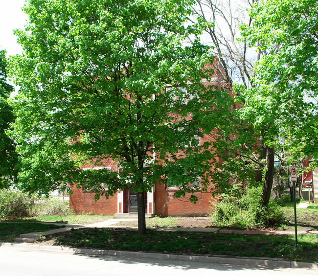 1343 Tennessee St in Lawrence, KS - Foto de edificio - Building Photo