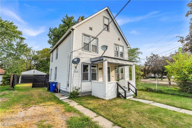 11702 Brookfield Ave in Cleveland, OH - Foto de edificio - Building Photo