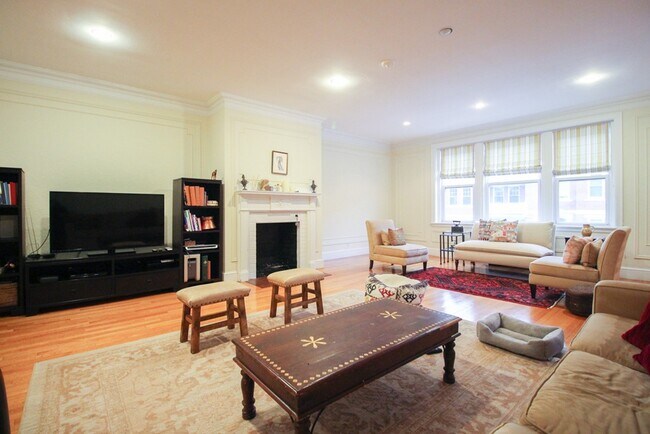 89 Pleasant St, Unit 3 in Brookline, MA - Building Photo - Building Photo