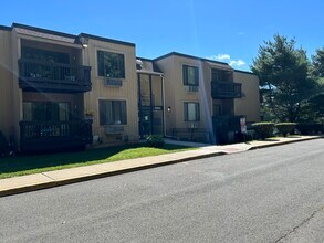 175 Mill Pond Rd in Hamden, CT - Foto de edificio - Building Photo