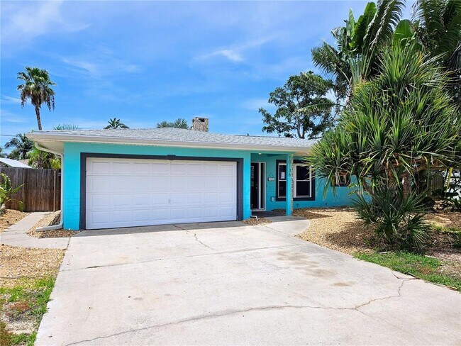 10136 Paradise Blvd in Treasure Island, FL - Building Photo - Building Photo