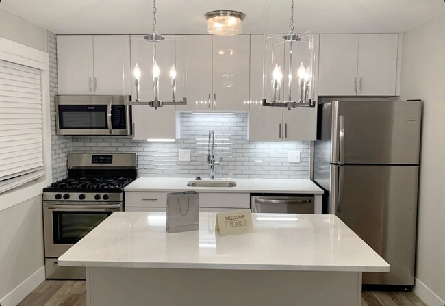 Courtyard Townhouse Apartments in Kirkwood, MO - Building Photo - Interior Photo