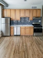 2450 N Southport Ave, Unit 2450-204 in Chicago, IL - Building Photo - Building Photo
