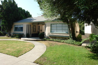 14532 Dickens St in Sherman Oaks, CA - Building Photo - Building Photo