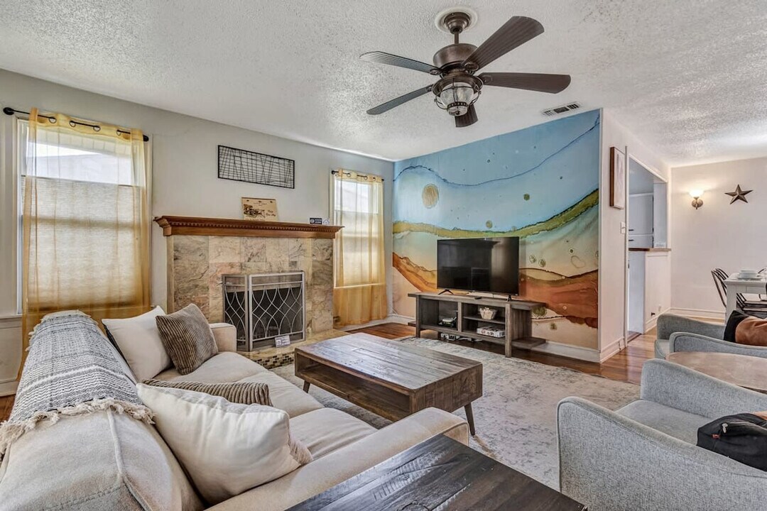 1743 W Huisache Ave in San Antonio, TX - Building Photo