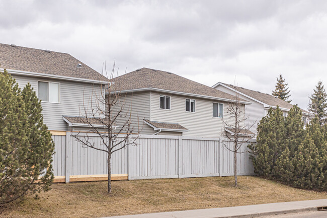 Summerhill Meadows in Edmonton, AB - Building Photo - Building Photo