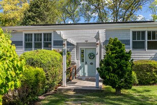 46 Steamboat St in Jamestown, RI - Building Photo